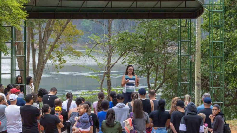 Diretora da EMEB Maria Gemma Gennari Carturan se dirige a famílias durante o Encontro de Gerações no Parque da Cidade, em Jundiaí.