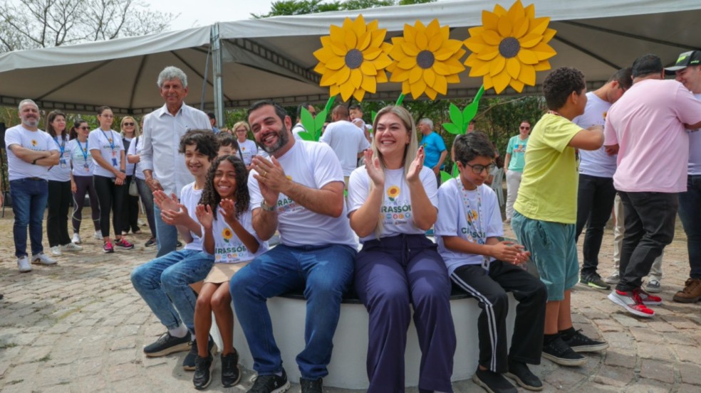 Prefeito e primeira-dama celebram com crianças o lançamento do Espaço Girassóis Jundiaí, parque sensorial inclusivo.
