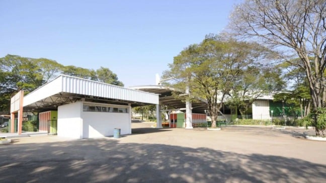 Entrada do Parque da Uva em Jundiaí com estrutura coberta e árvores ao redor, local que sediará a Expo Profissões 2025.