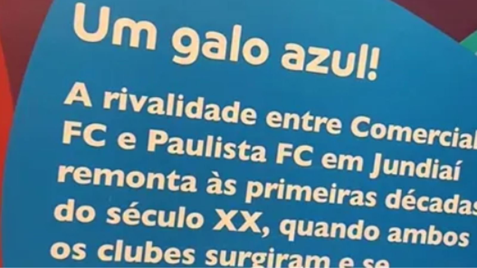 Placa da exposição Sesc Jundiaí com texto sobre a rivalidade entre Comercial FC e Paulista FC em Jundiaí.