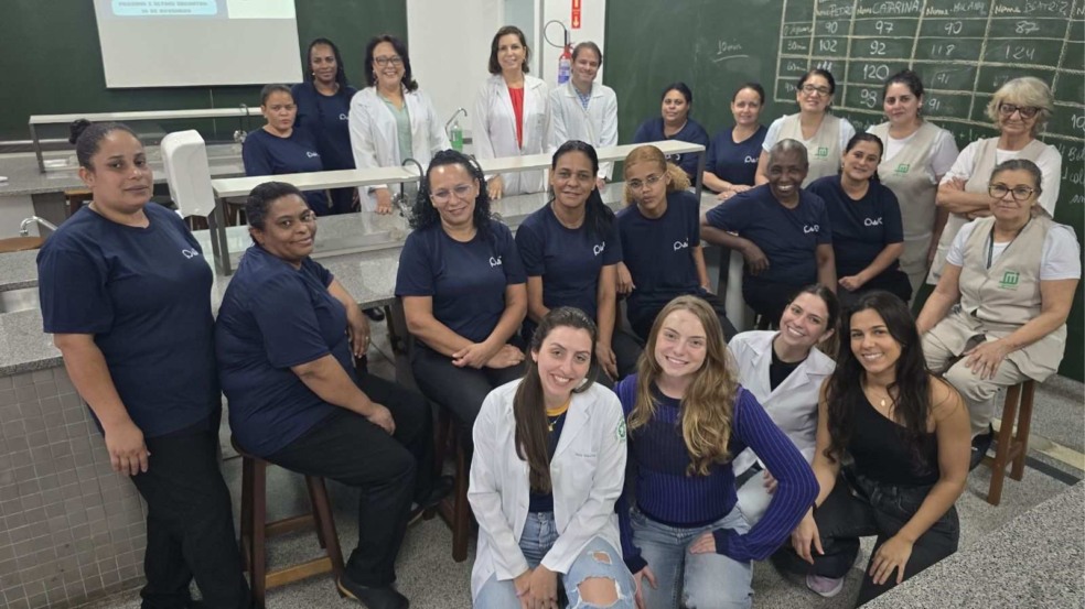 Funcionárias e estudantes da Faculdade de Medicina de Jundiaí em projeto de saúde sobre glicemia e alimentação saudável