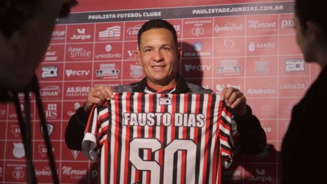 Fausto Dias exibe camisa do Paulista Futebol Clube com seu nome em evento oficial no Estádio Jayme Cintra.