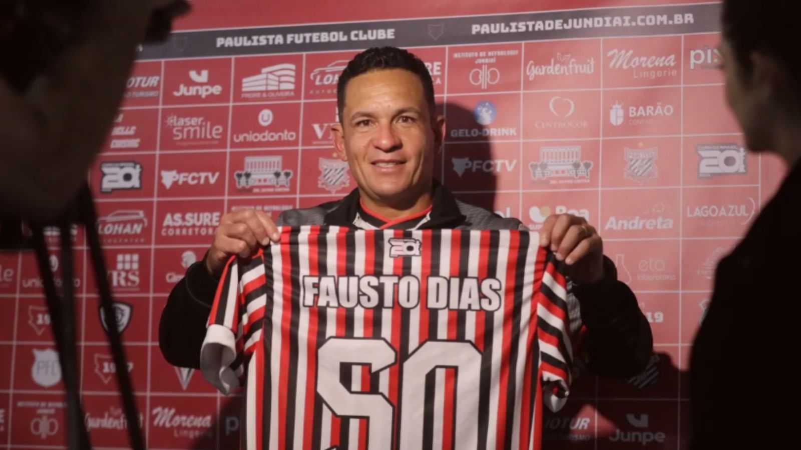 Fausto Dias exibe camisa do Paulista Futebol Clube com seu nome em evento oficial no Estádio Jayme Cintra.