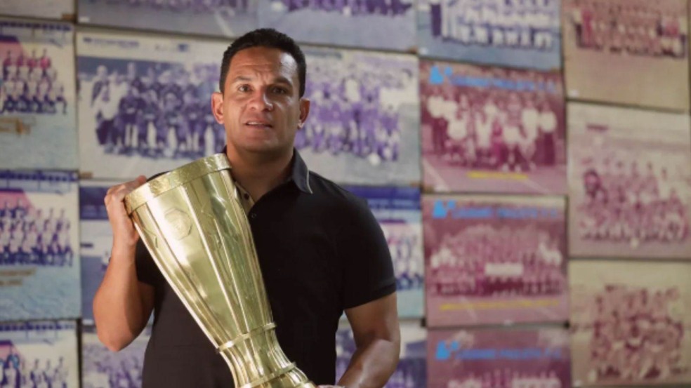 Fausto Dias segura taça do Paulista de Jundiaí. Fausto Dias segura taça do Paulista de Jundiaí.