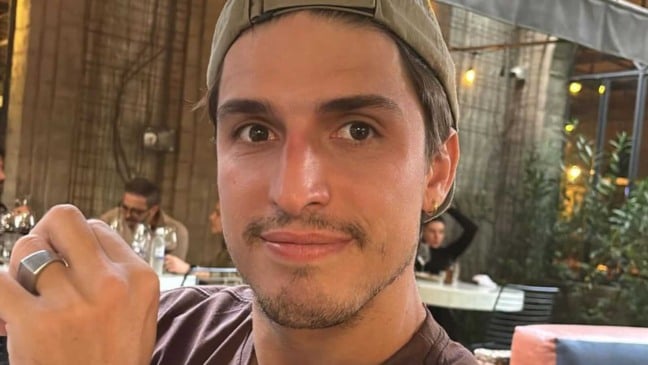 Felipe Prior em restaurante posando para selfie.