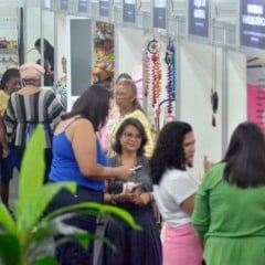 Público visita estandes da FENS Várzea Paulista, evento com expositores e empreendedores locais no Espaço Cidadania.