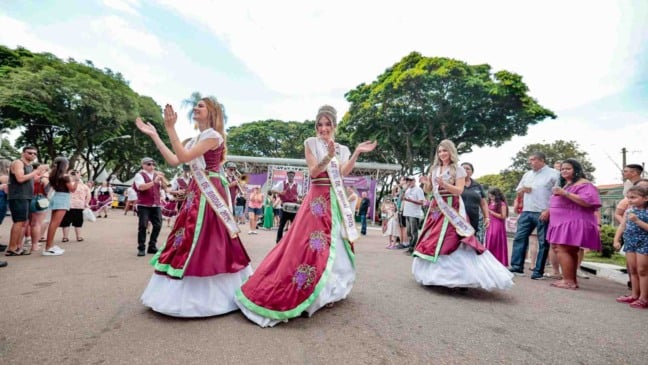 Corte da Uva desfila na Festa da Uva de Jundiaí 2026 com trajes típicos e alegria entre o público