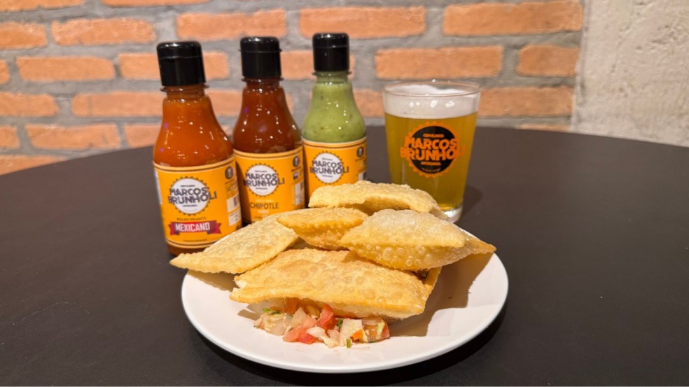 Prato com pastéis dourados acompanhados de molhos especiais e chope artesanal da Cervejaria Marcos Brunholi em Jundiaí. Prato com pastéis dourados acompanhados de molhos especiais e chope artesanal da Cervejaria Marcos Brunholi em Jundiaí.