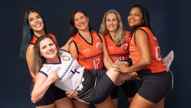 Atletas do Festival Ellas por Elas de vôlei em Jundiaí posam com união e alegria antes do evento solidário