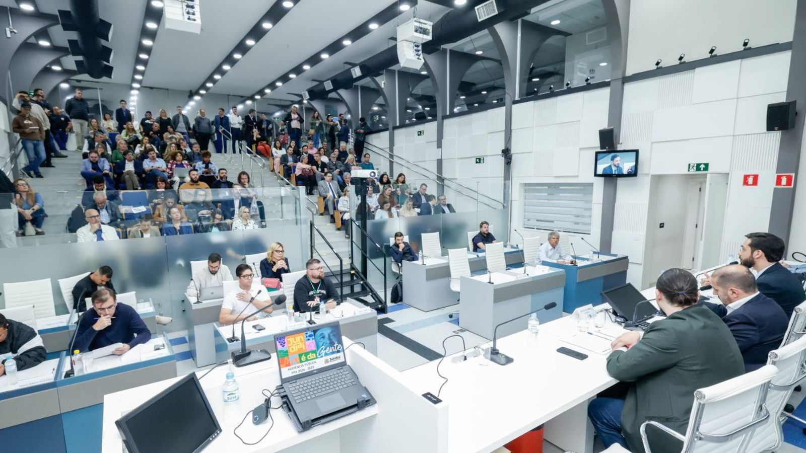Audiência pública do PPA 2026–2029 em Jundiaí, com participação popular e apresentação de secretários municipais na Câmara.