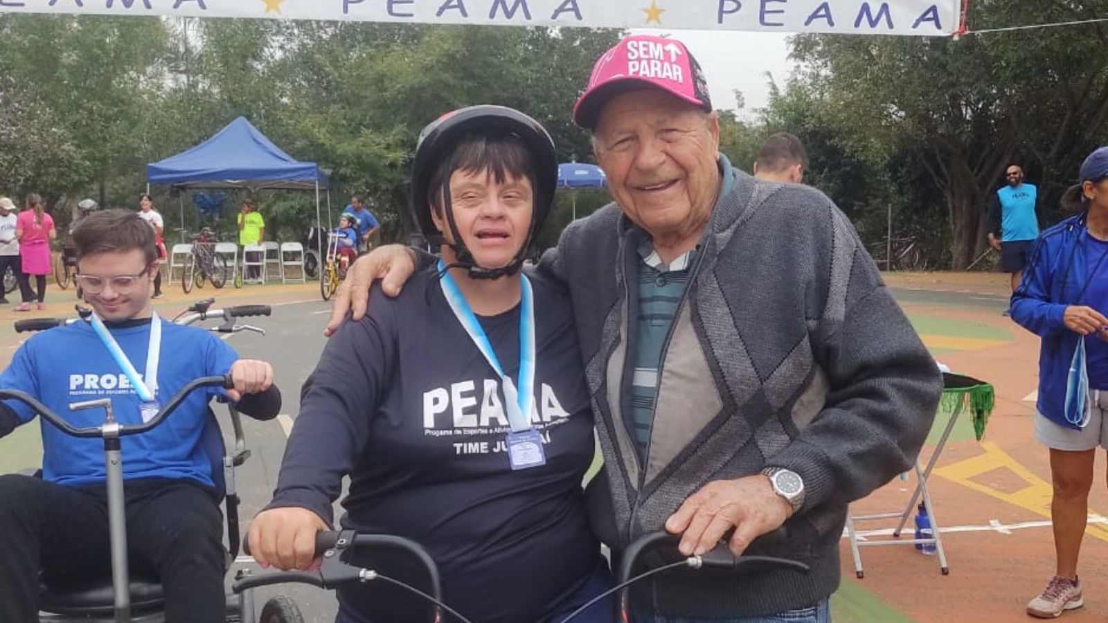 Participantes do Festival Regional de Ciclismo do PEAMA no Parque da Cidade, em momento de confraternização e inclusão.
