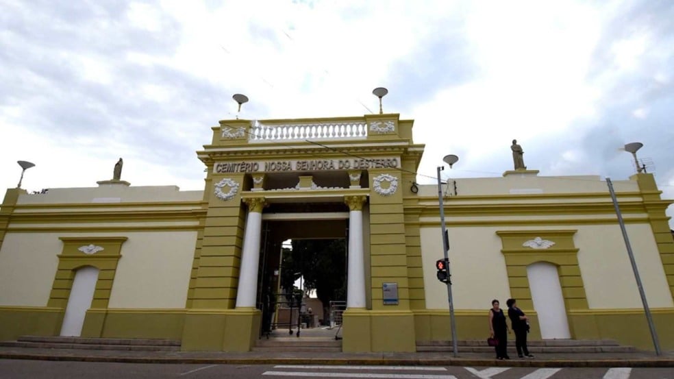Entrada do Cemitério Nossa Senhora do Desterro em Jundiaí com fachada amarela e branca sob céu nublado.