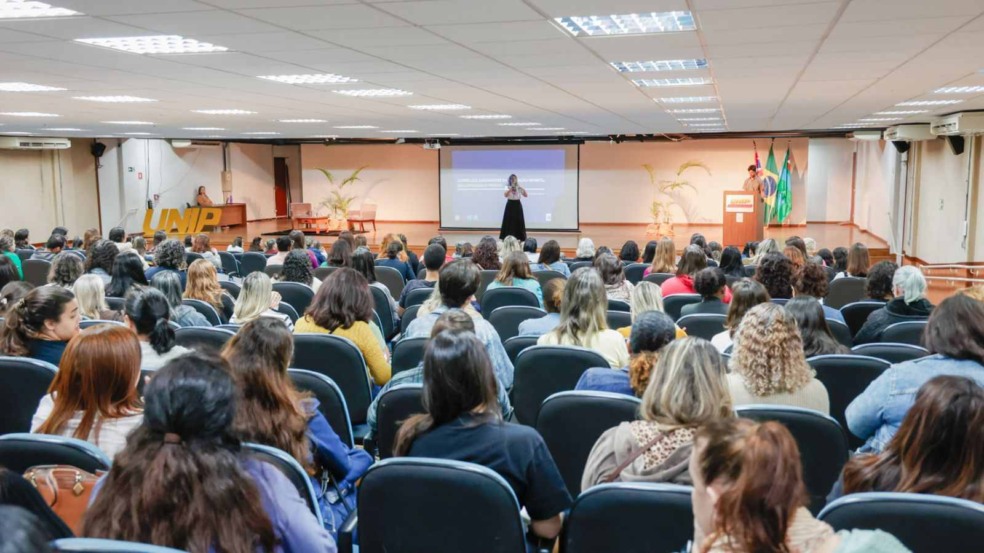 Professores assistem à palestra da Escola da Gente na Unip Jundiaí sobre o Currículo Jundiaiense para a Educação Infantil. Professores assistem à palestra da Escola da Gente na Unip Jundiaí sobre o Currículo Jundiaiense para a Educação Infantil.