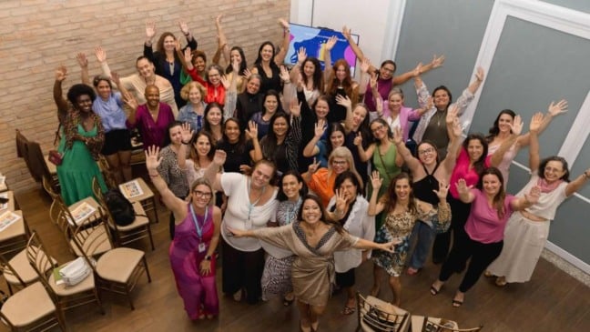 Integrantes do Grupo Mulheres do Brasil – Núcleo Jundiaí comemoram o reencontro com alegria e entusiasmo, levantando os braços em sinal de união e celebração da nova fase do movimento.