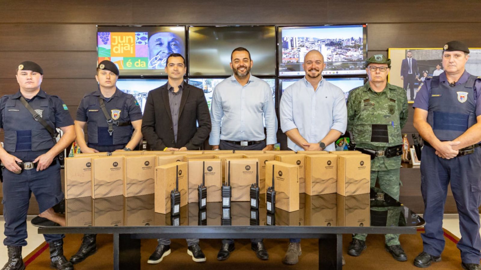 guarda municipal de jundiai recebe radios comunicadores