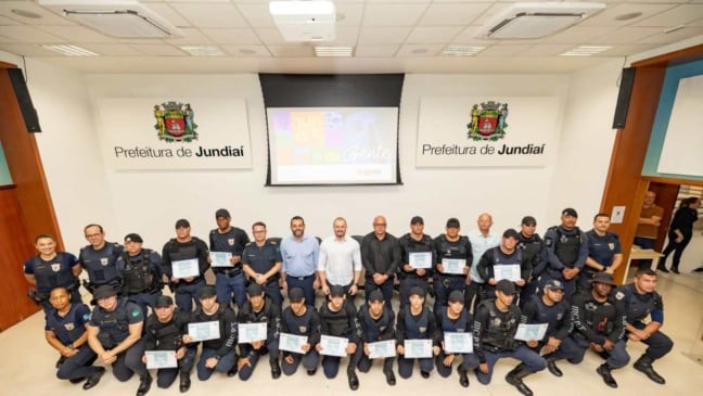 Guardas municipais de Jundiaí formados no Curso de Patrulhamento Tático ao lado de autoridades, durante cerimônia no Paço Municipal.