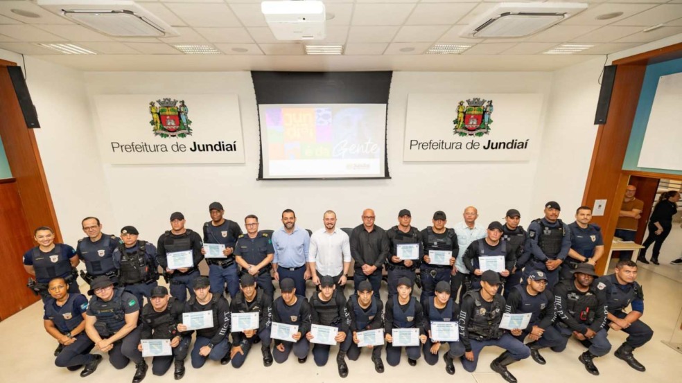 Guardas municipais de Jundiaí formados no Curso de Patrulhamento Tático ao lado de autoridades, durante cerimônia no Paço Municipal. Guardas municipais de Jundiaí formados no Curso de Patrulhamento Tático ao lado de autoridades, durante cerimônia no Paço Municipal.
