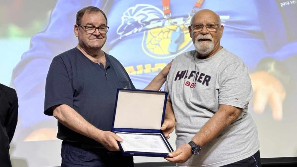 Professor Chinha recebe placa de homenagem ao legado no vôlei de Itupeva, durante cerimônia com autoridades e ex-alunos.