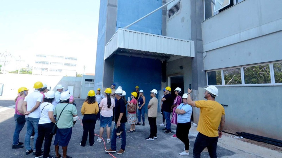 Grupo com capacetes de segurança participa de visita técnica às obras do novo Hospital Municipal de Várzea Paulista.