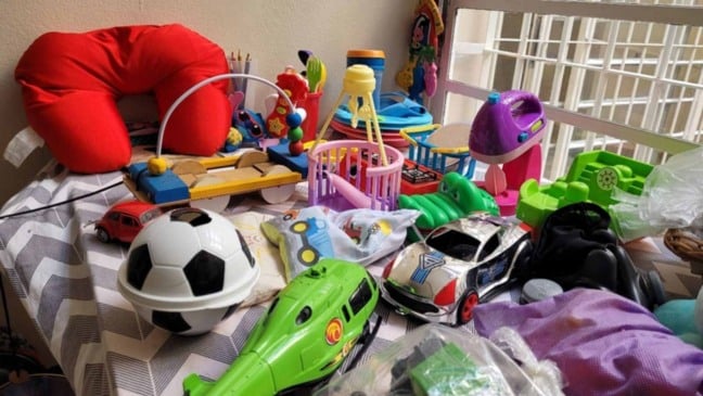 brinquedos e objetos infantis expostos em mesa no Bazar do Voluntariado do Hospital São Vicente, em Jundiaí.