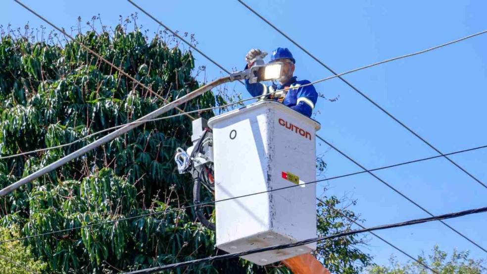 Funcionário em caminhão elevatório instala lâmpada de LED em poste de iluminação pública durante modernização da Avenida Capitão Francisco Copelli, em Jundiaí. Funcionário em caminhão elevatório instala lâmpada de LED em poste de iluminação pública durante modernização da Avenida Capitão Francisco Copelli, em Jundiaí.