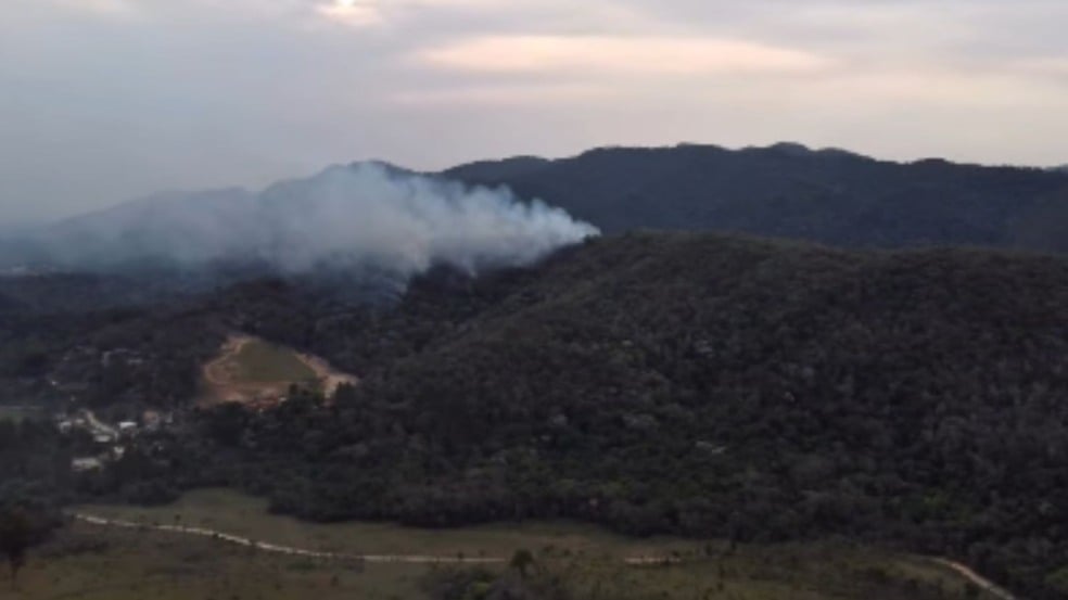 Vista aérea da Serra do Japi com fumaça subindo da vegetação devido a um incêndio florestal em Jundiaí, São Paulo. Vista aérea da Serra do Japi com fumaça subindo da vegetação devido a um incêndio florestal em Jundiaí, São Paulo.