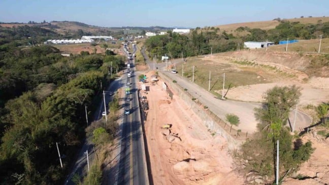 Vista aérea da rodovia Luciano Consoline (SP-063), em Itatiba, com obras de duplicação e recuperação do pavimento, máquinas em operação e tráfego em uma das pistas.