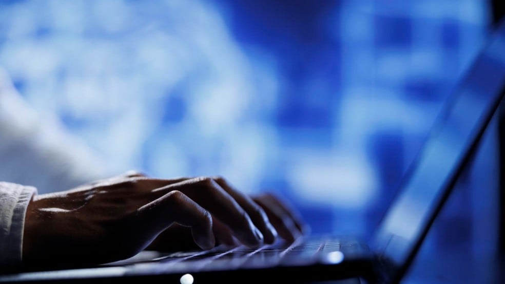 Pessoa digitando em notebook durante inscrição para vagas da InvestSP. Pessoa digitando em notebook durante inscrição para vagas da InvestSP.