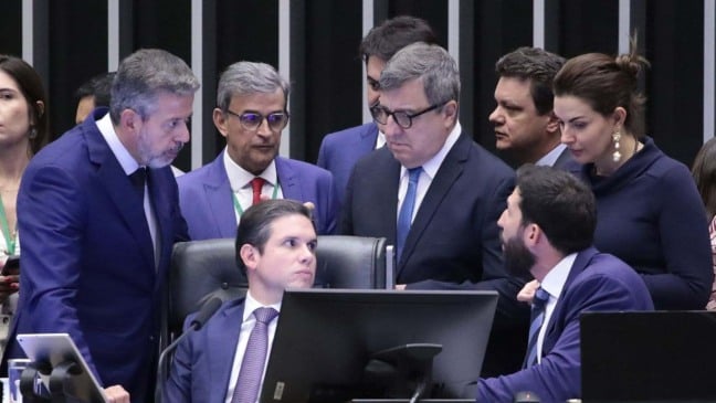 Parlamentares em reunião no plenário da Câmara dos Deputados discutem o projeto que amplia a isenção do Imposto de Renda.