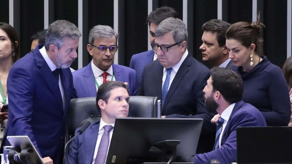 Parlamentares em reunião no plenário da Câmara dos Deputados discutem o projeto que amplia a isenção do Imposto de Renda. Parlamentares em reunião no plenário da Câmara dos Deputados discutem o projeto que amplia a isenção do Imposto de Renda.