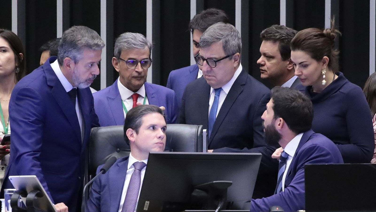 Parlamentares em reunião no plenário da Câmara dos Deputados discutem o projeto que amplia a isenção do Imposto de Renda.