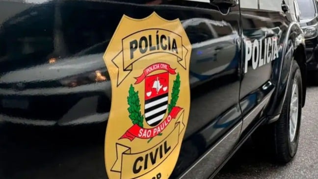 Carro da Polícia Civil de São Paulo com brasão oficial visível na porta. Carro da Polícia Civil de São Paulo com brasão oficial visível na porta.