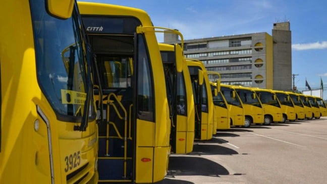 Ônibus amarelos estacionados em fila em Jundiaí, representando a frota do transporte coletivo urbano da cidade.
