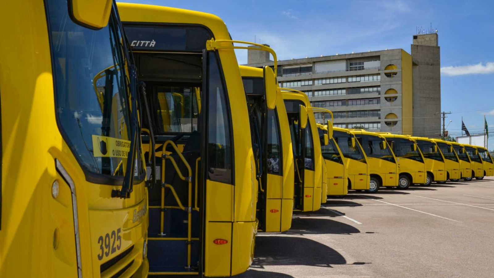 Ônibus amarelos estacionados em fila em Jundiaí, representando a frota do transporte coletivo urbano da cidade.