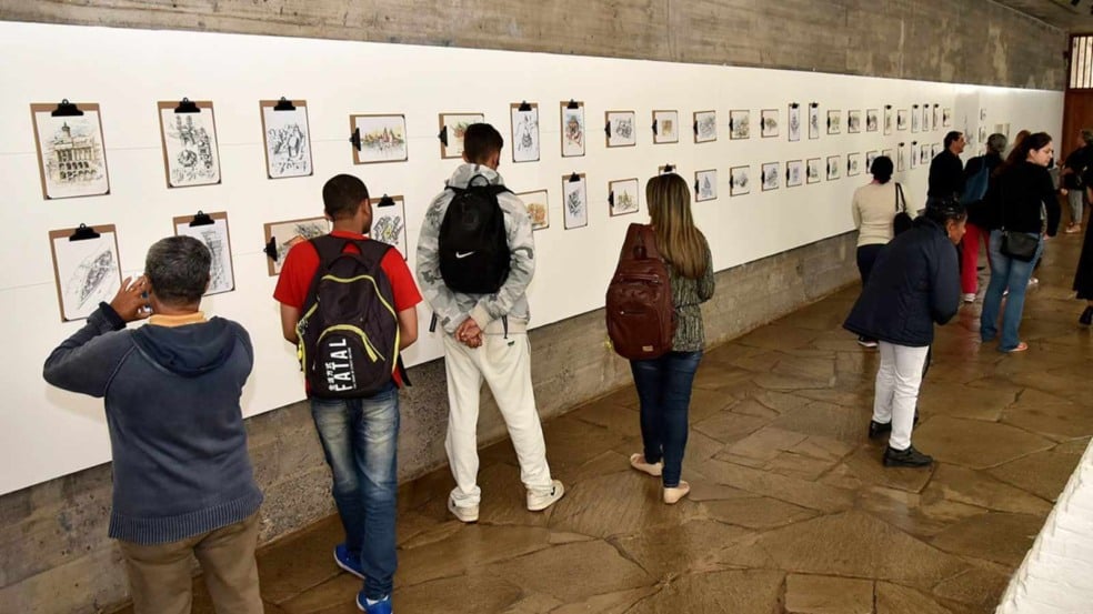 Público visita exposição de desenhos e ilustrações na Galeria de Arte Fernanda Perracini Milani, anexa ao Teatro Polytheama, em Jundiaí. Público visita exposição de desenhos e ilustrações na Galeria de Arte Fernanda Perracini Milani, anexa ao Teatro Polytheama, em Jundiaí.