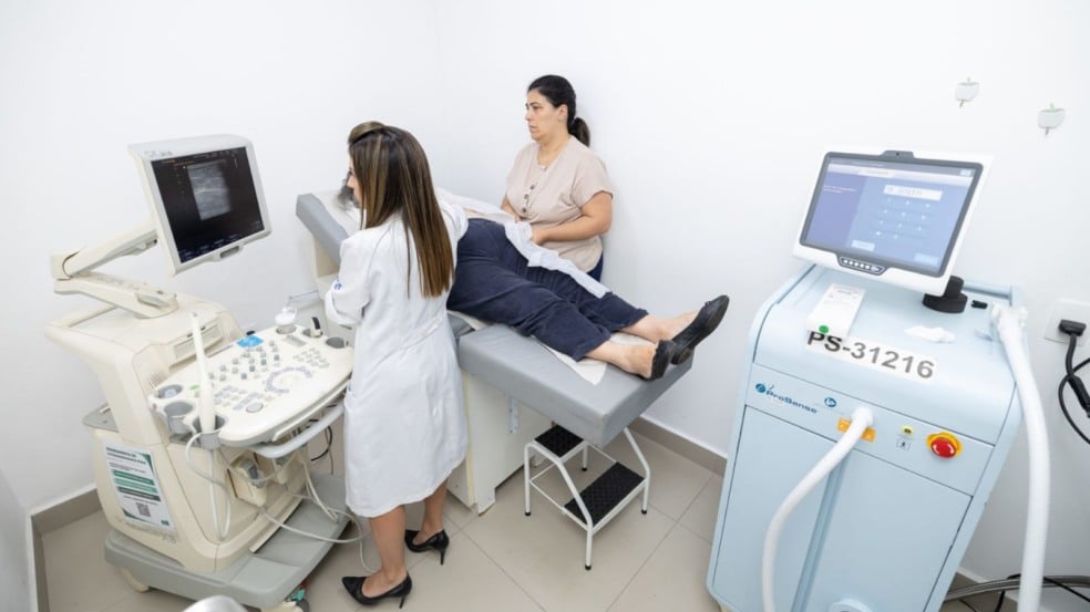 Médica realiza crioablação de câncer de mama em paciente no Ambulatório de Saúde da Mulher de Jundiaí, com uso de ultrassom e equipamento especializado.