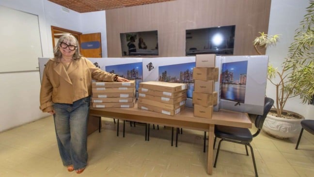 Márcia Facci ao lado dos kits de telessaúde em UBS com notebooks, câmeras e televisores prontos para instalação nas unidades básicas de Jundiaí.