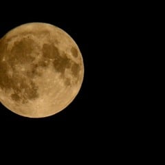 Lua Cheia amarelada no céu noturno representando a Lua do Caçador e a superlua de outubro de 2025.
