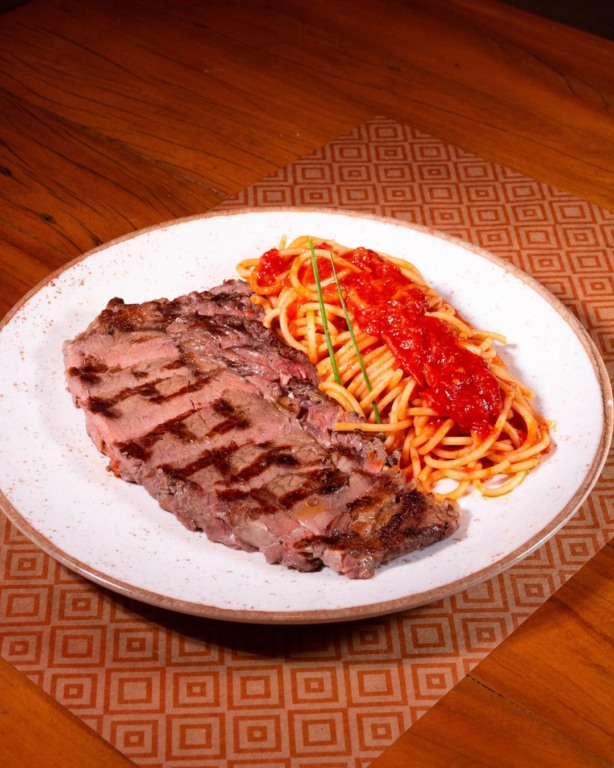 Prato de macarrão no restaurante Gemma Cucina Italiana