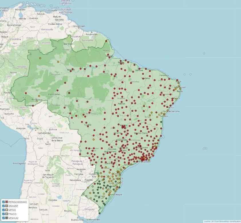 Mapa do Brasil com pontos de incêndio florestal, destacando áreas de risco perigosíssimo no centro e nordeste.