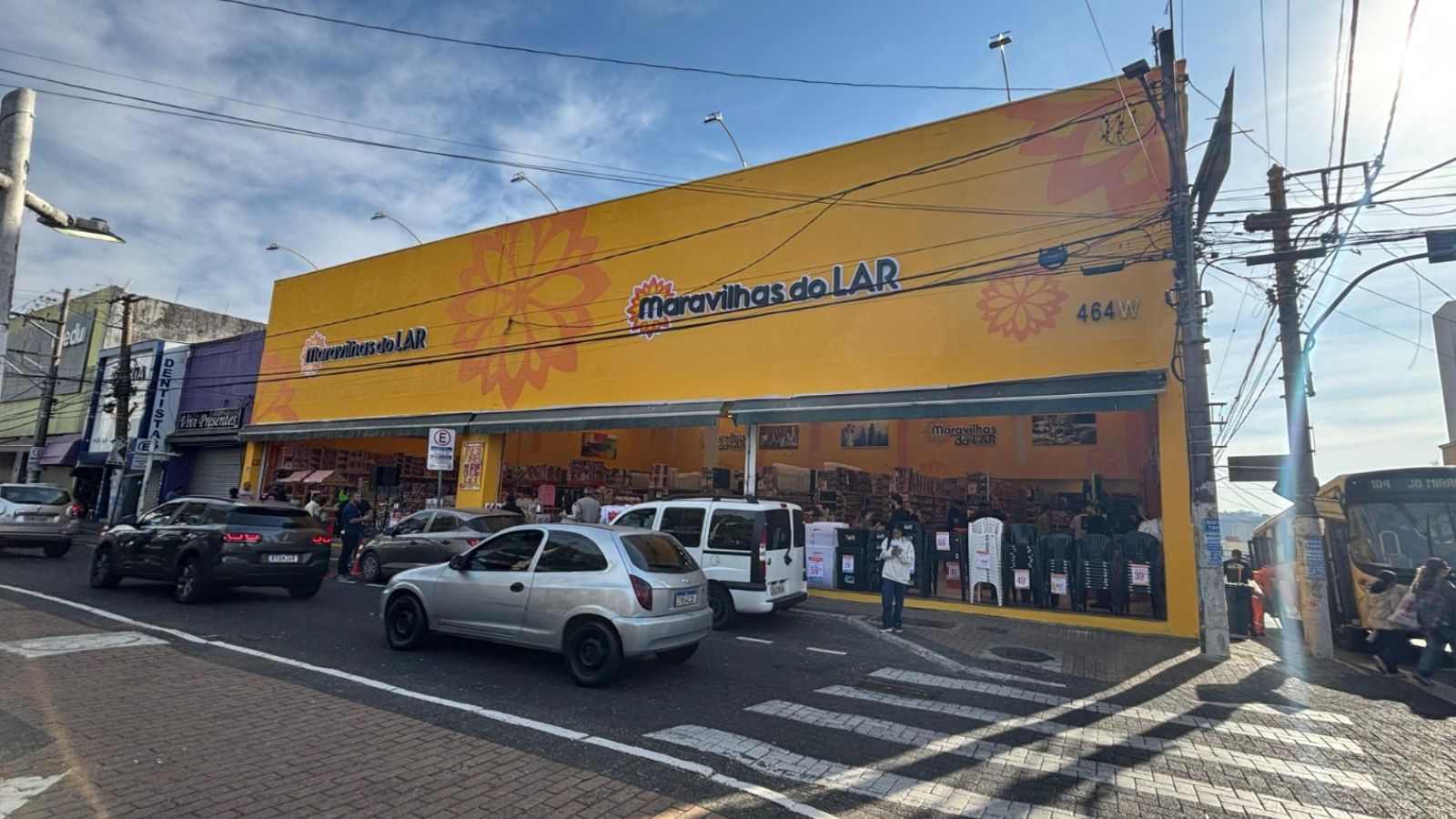 Fachada da loja Maravilhas do Lar no Centro de Jundiaí com movimento intenso de clientes.