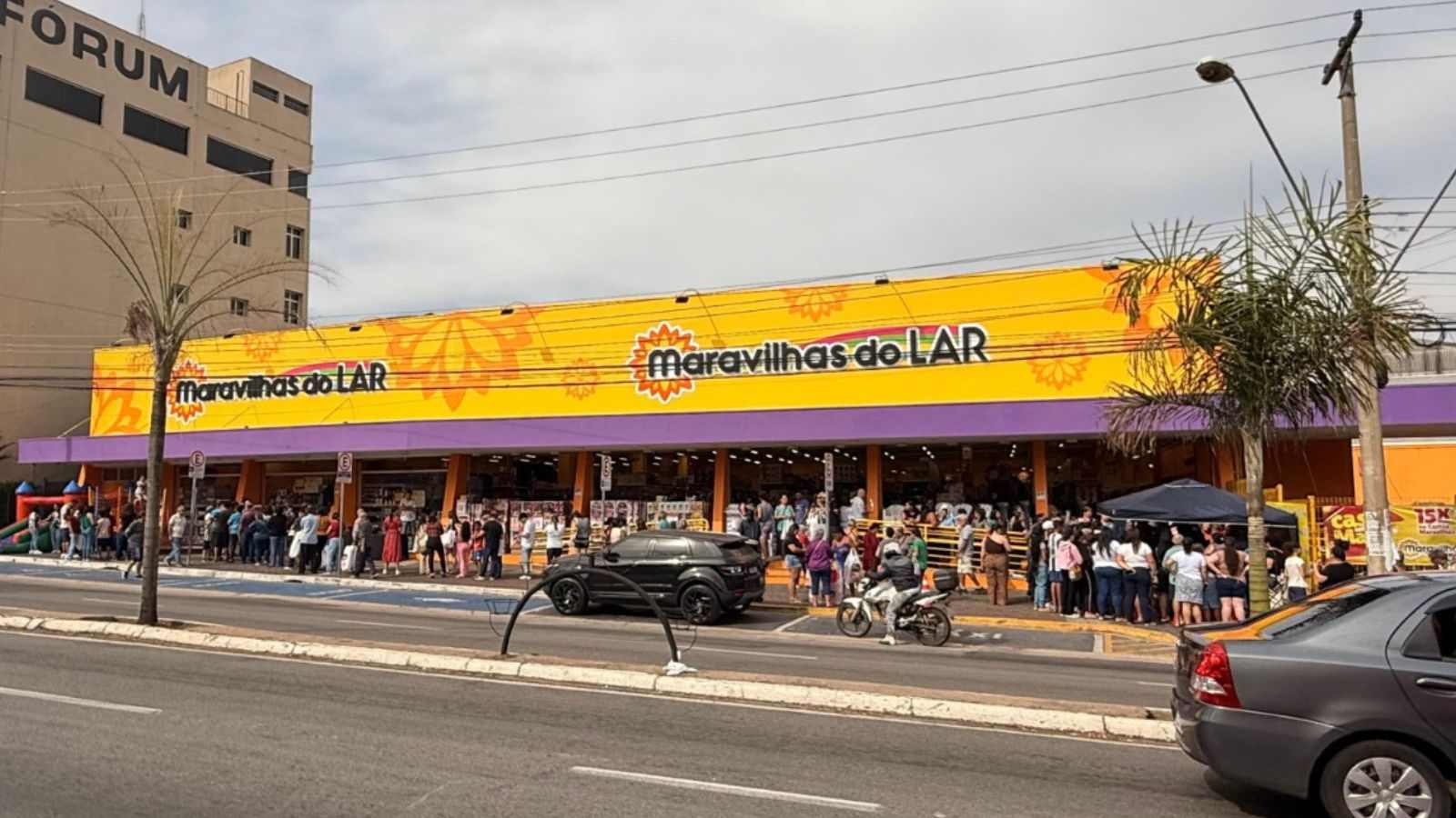 Fachada da Maravilhas do Lar em Várzea Paulista com grande público na reinauguração.