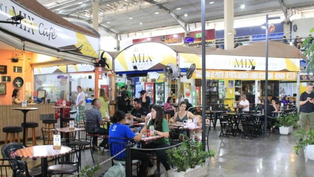 Clientes aproveitam o ambiente do Maxi Mix Armazém no Mercadão da Ferroviários, em Jundiaí, com mesas ocupadas e atendimento movimentado.