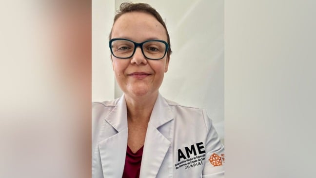 Dra. Vanessa Pesciotto, médica cardiologista do AME Jundiaí, usando jaleco branco com o logotipo do ambulatório. Dra. Vanessa Pesciotto, médica cardiologista do AME Jundiaí, usando jaleco branco com o logotipo do ambulatório.