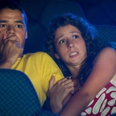 Casal assustado assistindo a um filme de terror no cinema, reagindo com medo e expressão de pavor. Casal assustado assistindo a um filme de terror no cinema, reagindo com medo e expressão de pavor.