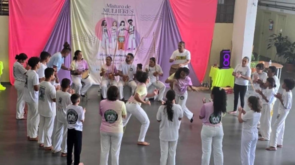 Roda de capoeira com mulheres e crianças no evento Mistura de Mulheres em Jundiaí.