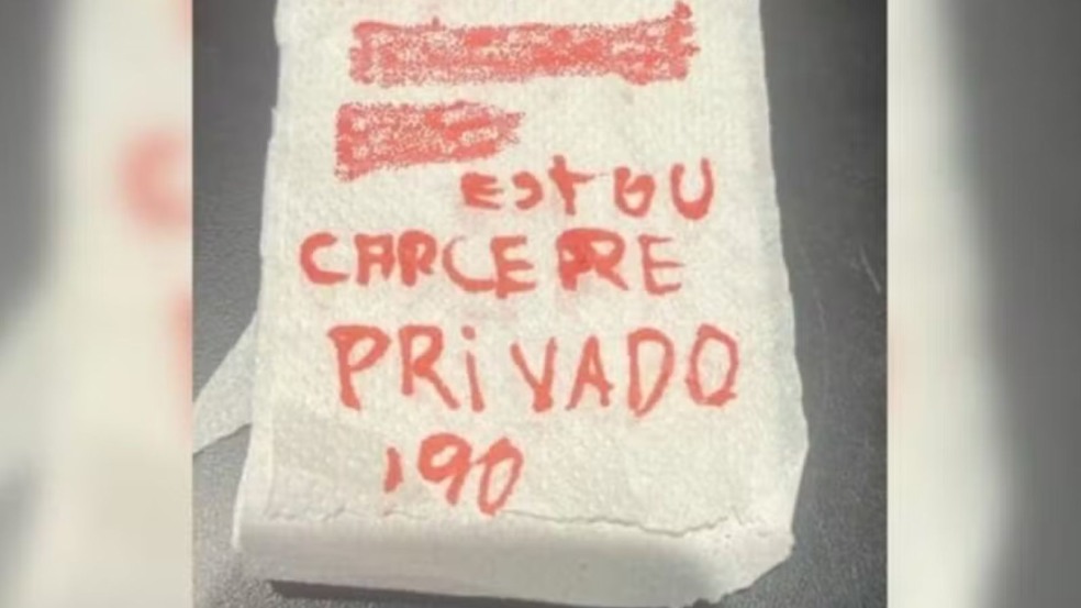 Papel higiênico com pedido de socorro