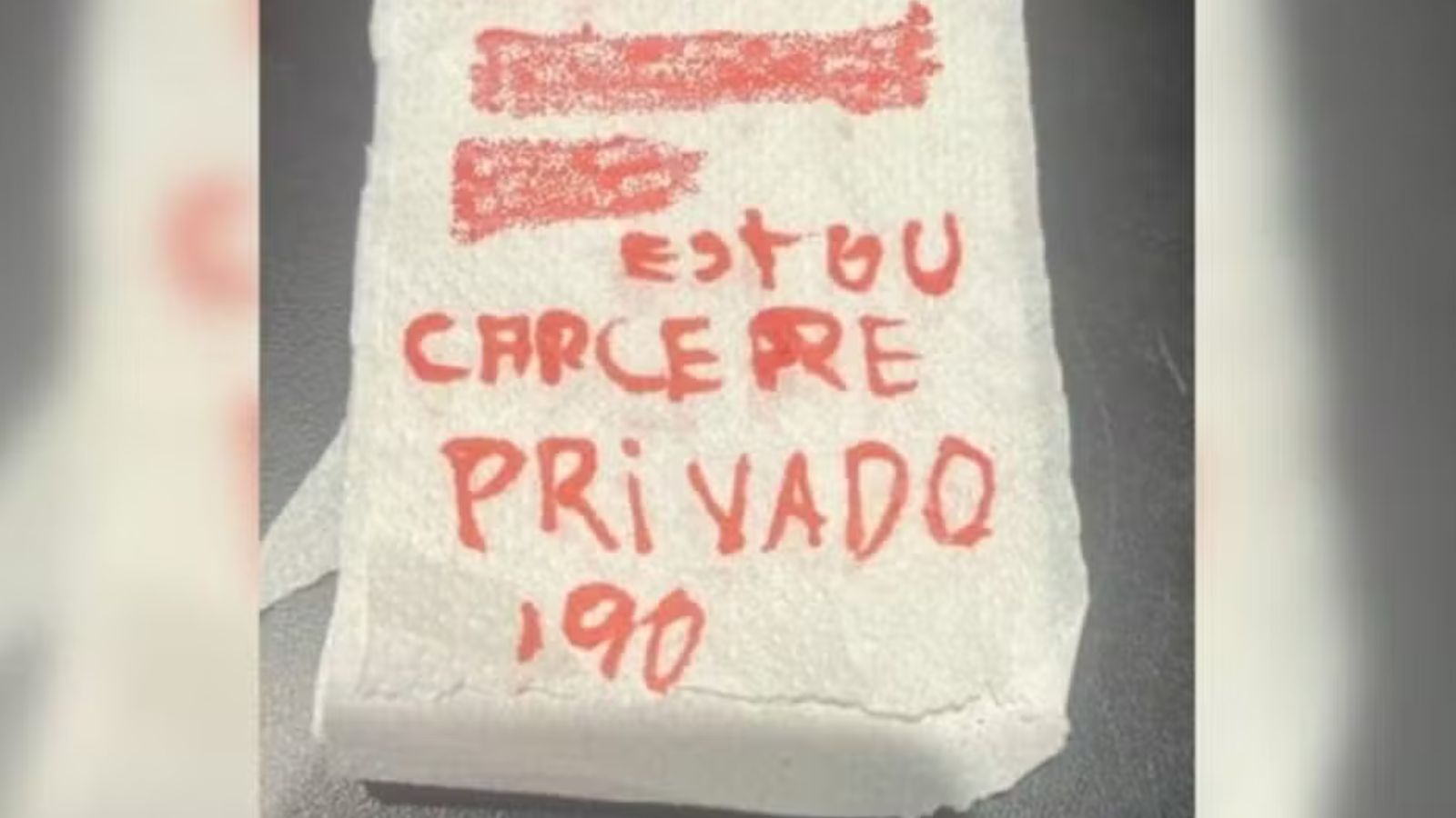 Papel higiênico com pedido de socorro