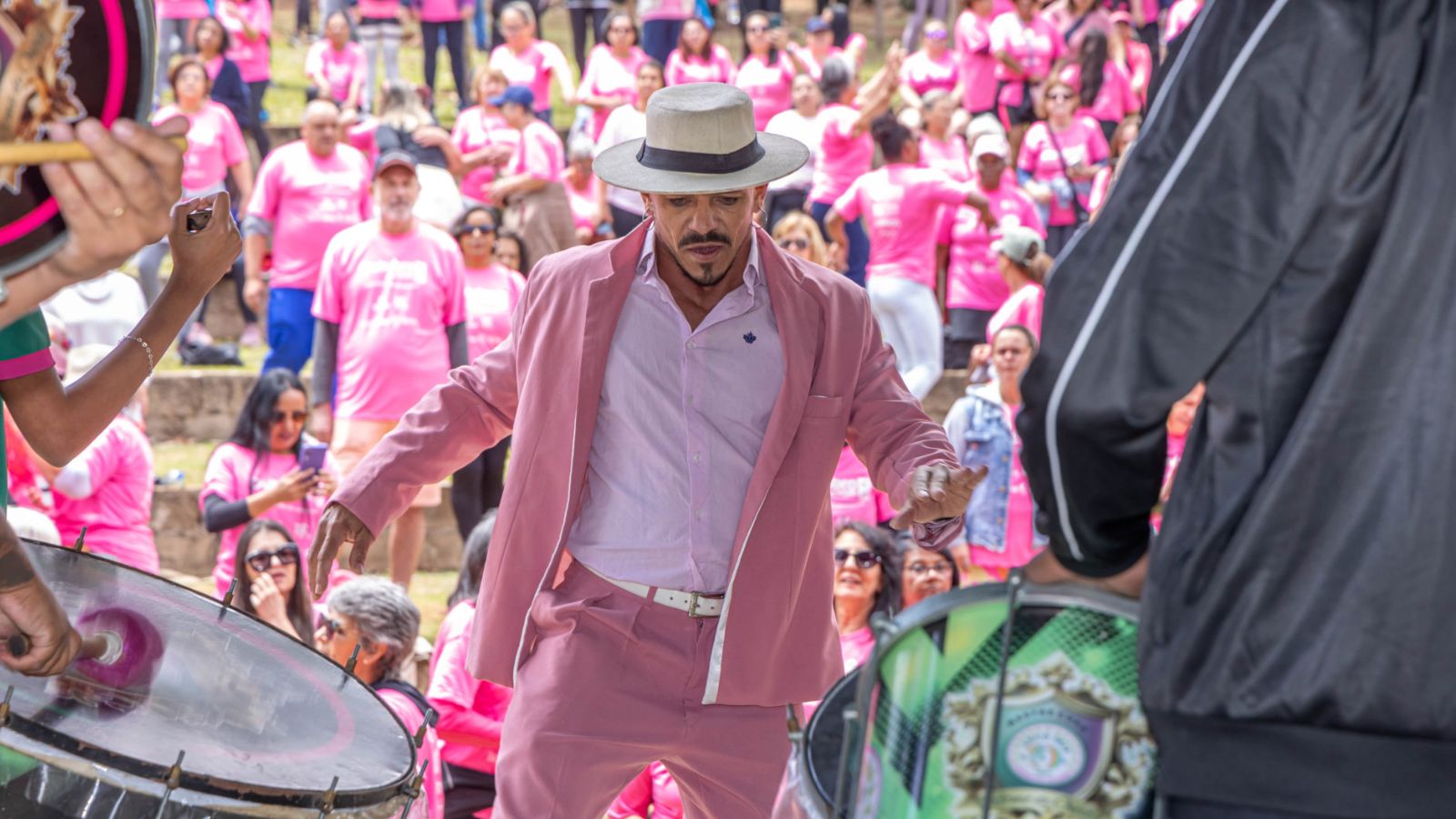 mulheres participam de Caminhada do Outubro Rosa em Jundiaí