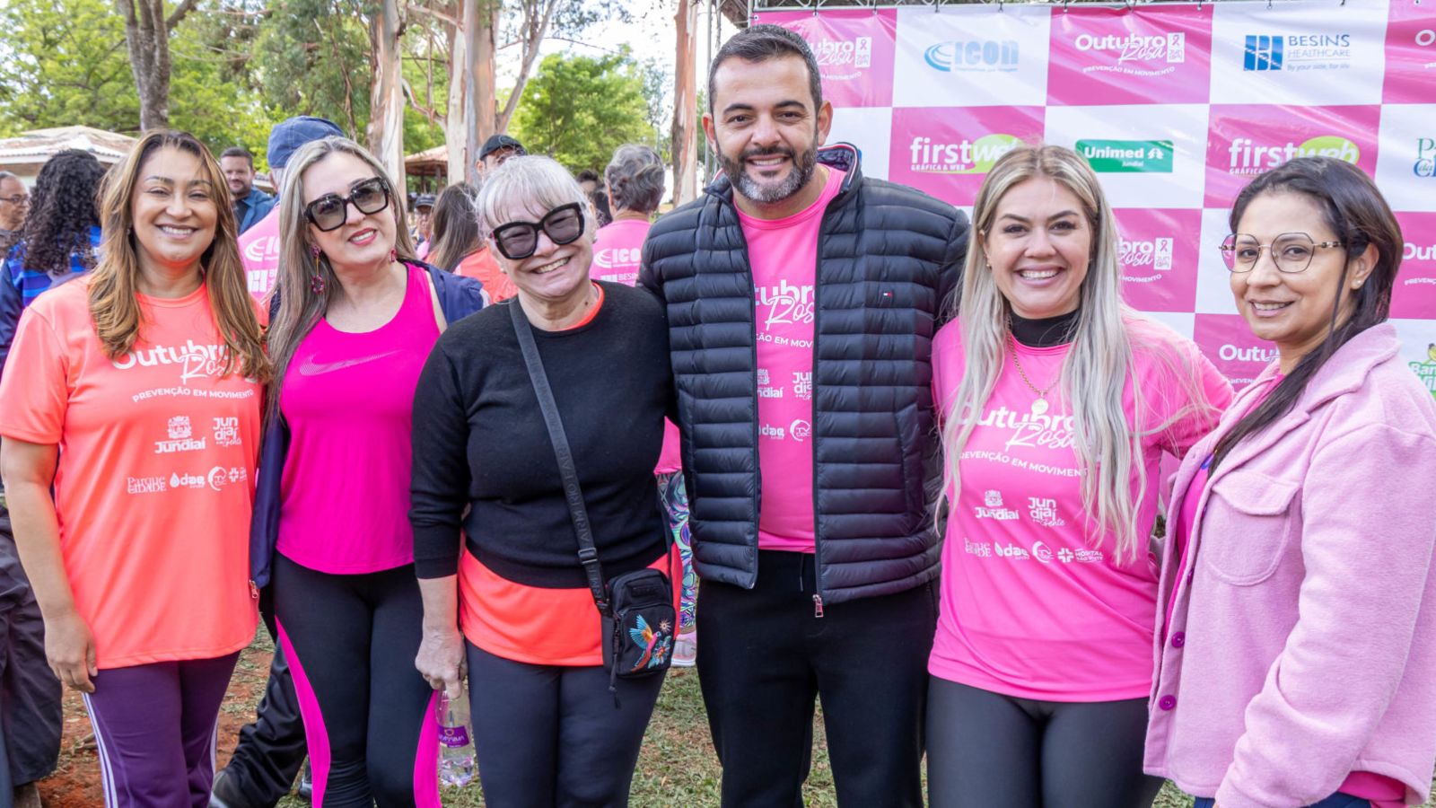 mulheres participam de Caminhada do Outubro Rosa em Jundiaí